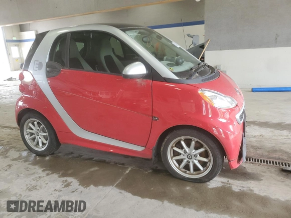 2014 Smart fortwo Passion z VIN WMEEJ9AA3EK792026, wystawiony jako Copart lot #60184015 z przebiegiem Nie podano mil oraz Czysty tytuł • Clean title. Historia ofert i sprzedaży dostępna na DreamBid. Obrazek 4.