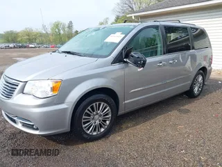2014 Chrysler Town & Country Touring L z VIN 2C4RC1CG7ER201727, wystawiony jako IAAI lot #42163525 z przebiegiem 160 304 mil mil oraz . Historia ofert i sprzedaży dostępna na DreamBid. Obrazek 2.