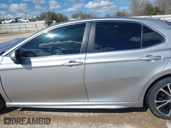 2020 Toyota Camry SE z VIN 4T1G11AK1LU308174, wystawiony jako IAAI lot #41675204 z przebiegiem 120 034 mil mil oraz . Historia ofert i sprzedaży dostępna na DreamBid. Obrazek 15.