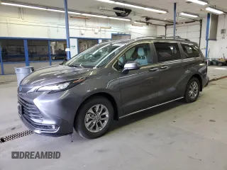 2025 Toyota Sienna XLE z VIN 5TDJSKFC0SS162464, wystawiony jako Copart lot #42181005 z przebiegiem 9 825 mil mil oraz Szkoda całkowita • Salvage title. Historia ofert i sprzedaży dostępna na DreamBid. Obrazek 1.