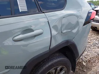 2023 Toyota RAV4 Hybrid XLE Premium z VIN 4T3B6RFV1PU120135, wystawiony jako IAAI lot #42371702 z przebiegiem 27 822 mil mil oraz . Historia ofert i sprzedaży dostępna na DreamBid. Obrazek 17.
