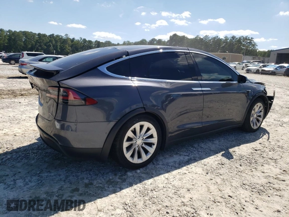 2017 Tesla Model X 90D z VIN 5YJXCDE23HF051027, wystawiony jako Copart lot #64608843 z przebiegiem 77 222 mil mil oraz Szkody całkowita. Historia ofert i sprzedaży dostępna na DreamBid. Obrazek 3.