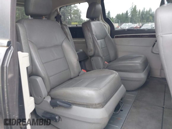 2011 Volkswagen Routan z VIN 2V4RW6DG5BR738696, wystawiony jako IAAI lot #42513978 z przebiegiem 180 933 mil mil oraz . Historia ofert i sprzedaży dostępna na DreamBid. Obrazek 8.