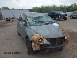 2008 Nissan Versa S z VIN 3N1BC11E78L431839, wystawiony jako IAAI lot #41956377 z przebiegiem 121 071 mil mil oraz . Historia ofert i sprzedaży dostępna na DreamBid. Obrazek 6.
