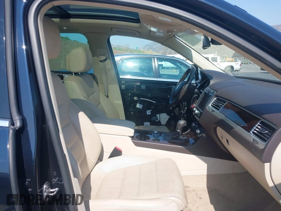 2016 Volkswagen Touareg Sport with VIN WVGEF9BP7GD010252, listed as a IAAI auction lot 42465165 with Not provided miles and . Bid and sale history available at DreamBid. Image 5.