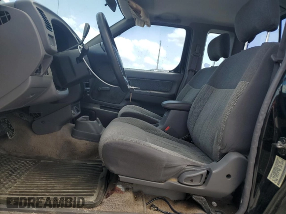 1998 Nissan Frontier XE z VIN 1N6DD26S3WC335610, wystawiony jako Copart lot #59061785 z przebiegiem 158 550 mil mil oraz Czysty tytuł • Clean title. Historia ofert i sprzedaży dostępna na DreamBid. Obrazek 7.