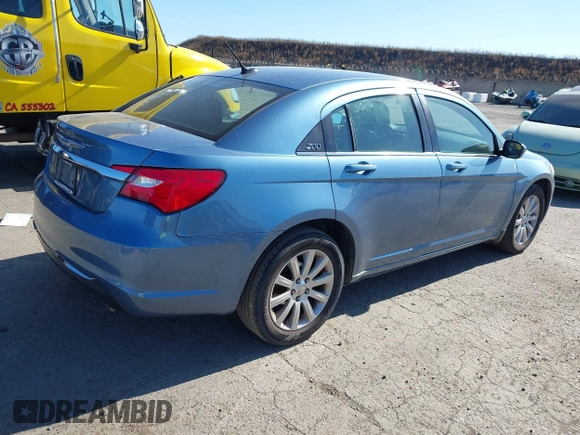 2011 Chrysler 200 Touring z VIN 1C3BC1FG8BN571336, wystawiony jako IAAI lot #42306110 z przebiegiem 154 913 mil mil oraz . Historia ofert i sprzedaży dostępna na DreamBid. Obrazek 4.