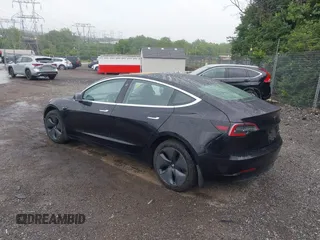 2018 Tesla Model 3 Long Range Battery z VIN 5YJ3E1EB7JF070600, wystawiony jako IAAI lot #42324240 z przebiegiem 68 804 mil mil oraz . Historia ofert i sprzedaży dostępna na DreamBid. Obrazek 3.