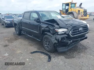 2023 Toyota Tacoma SR5 z VIN 3TYBZ5DN9PT002746, wystawiony jako IAAI lot #42140810 z przebiegiem 38 761 mil mil oraz . Historia ofert i sprzedaży dostępna na DreamBid. Obrazek 1.