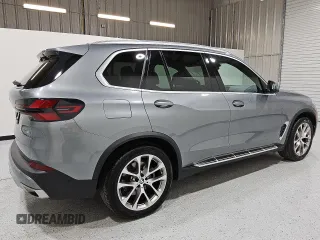 2024 BMW X5 sDrive40i z VIN 5UX13EU07R9U53817, wystawiony jako Copart lot #55535065 z przebiegiem 30 806 mil mil oraz Czysty tytuł • Clean title. Historia ofert i sprzedaży dostępna na DreamBid. Obrazek 3.