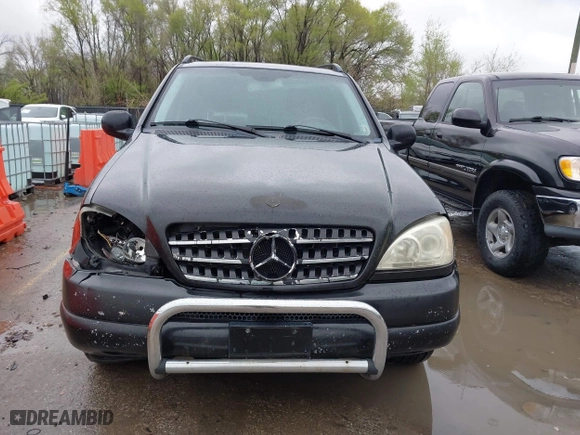 2001 Mercedes-Benz M-Class with VIN 4JGAB72E41A275216, listed as a IAAI auction lot 41953087 with 243,589 mi miles. Bid and sale history available at carsss.com. Image 12.