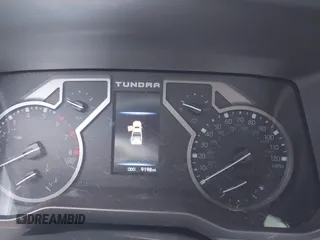 2025 Toyota Tundra SR z VIN 5TFLA5DB9SX243982, wystawiony jako IAAI lot #42139822 z przebiegiem 9198 mil mil oraz . Historia ofert i sprzedaży dostępna na DreamBid. Obrazek 7.
