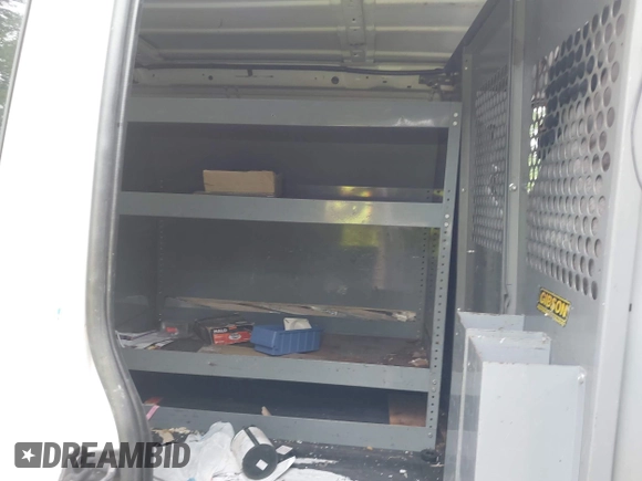 2010 Ford Econoline Cargo Commercial z VIN 1FTNE2EW5ADA39869, wystawiony jako IAAI lot #42501644 z przebiegiem 206 846 mil mil oraz . Historia ofert i sprzedaży dostępna na DreamBid. Obrazek 8.