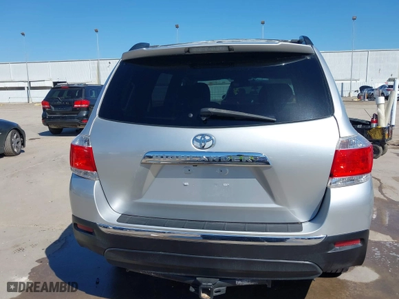 2011 Toyota Highlander with VIN 5TDZK3EH3BS041465, listed as a IAAI auction lot 41709017 with 183,674 mi miles. Bid and sale history available at carsss.com. Image 17.