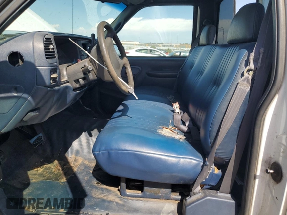 1999 GMC Sierra 1500 z VIN 1GTGC24RXXR721667, wystawiony jako Copart lot #58575985 z przebiegiem 201 752 mil mil oraz Czysty tytuł • Clean title. Historia ofert i sprzedaży dostępna na DreamBid. Obrazek 7.