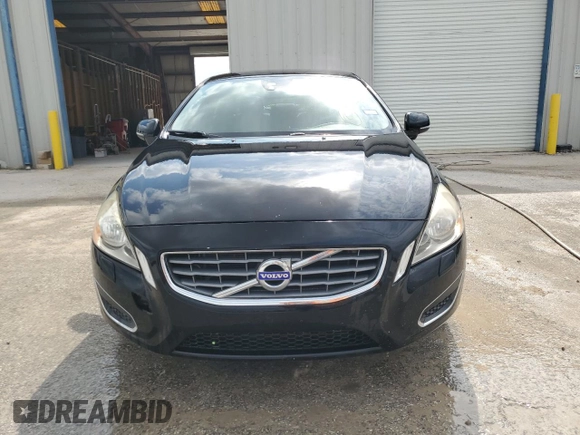 2013 Volvo S60 T5 Premier z VIN YV1612FS1D2207965, wystawiony jako Copart lot #53524305 z przebiegiem 142 117 mil mil oraz Czysty tytuł • Clean title. Historia ofert i sprzedaży dostępna na DreamBid. Obrazek 5.