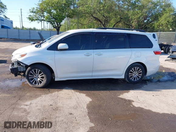 2018 Toyota Sienna XLE Auto Access Seat with VIN 5TDYZ3DC9JS960124, listed as a IAAI auction lot 41674758 with 109,021 mi miles. Bid and sale history available at carsss.com. Image 14.