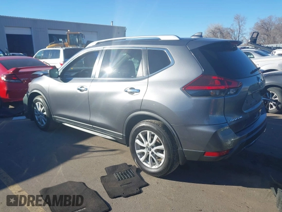 2020 Nissan Rogue SV z VIN KNMAT2MT0LP521582, wystawiony jako IAAI lot #41679439 z przebiegiem 128 541 mil mil oraz . Historia ofert i sprzedaży dostępna na DreamBid. Obrazek 3.