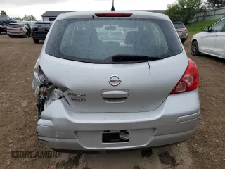 2011 Nissan Versa S z VIN 3N1BC1CP6BL402628, wystawiony jako Copart lot #60285555 z przebiegiem 109 562 mil mil oraz Czysty tytuł • Clean title. Historia ofert i sprzedaży dostępna na DreamBid. Obrazek 6.