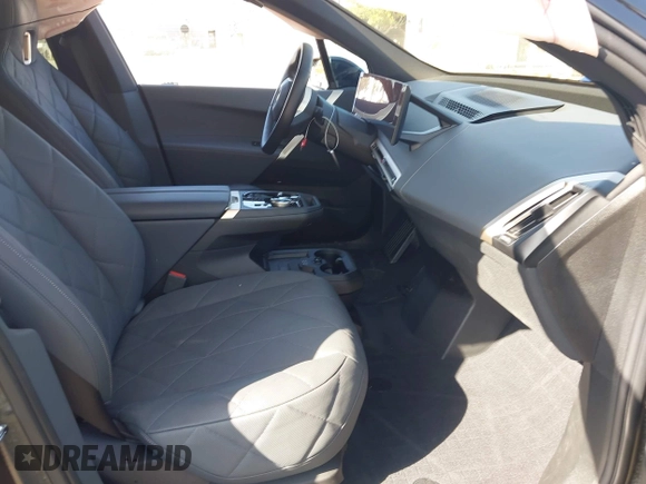 2024 BMW iX xDrive50 z VIN WB523CF08RCP18427, wystawiony jako IAAI lot #42001711 z przebiegiem 15 744 mil mil oraz . Historia ofert i sprzedaży dostępna na DreamBid. Obrazek 5.