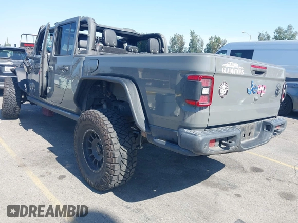 2021 Jeep Gladiator 80th Anniversary z VIN 1C6HJTAG7ML564981, wystawiony jako IAAI lot #42455062 z przebiegiem 89 721 mil mil oraz . Historia ofert i sprzedaży dostępna na DreamBid. Obrazek 3.