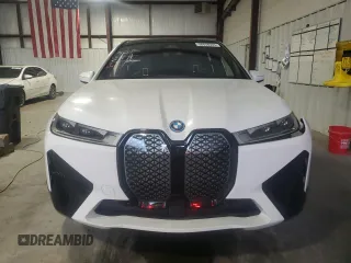 2023 BMW iX xDrive50 z VIN WB523CF0XPCM62725, wystawiony jako Copart lot #58658353 z przebiegiem 1203 mil mil oraz . Historia ofert i sprzedaży dostępna na DreamBid. Obrazek 5.
