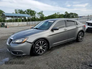 2012 Chrysler 200 Touring z VIN 1C3CCBBG1CN304444, wystawiony jako Copart lot #53133025 z przebiegiem 146 832 mil mil oraz Szkoda całkowita • Salvage title. Historia ofert i sprzedaży dostępna na DreamBid. Obrazek 1.