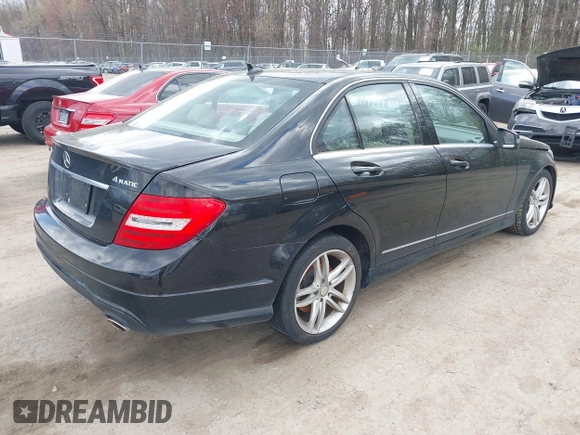 2014 Mercedes-Benz C 300 Sport z VIN WDDGF8AB6ER324705, wystawiony jako IAAI lot #41901610 z przebiegiem 83 748 mil mil oraz . Historia ofert i sprzedaży dostępna na DreamBid. Obrazek 4.
