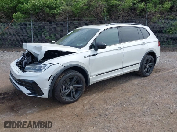 2024 Volkswagen Tiguan SE R-Line Black with VIN 3VV8B7AX9RM231038, listed as a IAAI auction lot 42092117 with 563 mi miles and . Bid and sale history available at DreamBid. Image 2.
