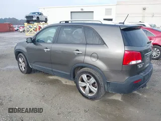 2012 Kia Sorento EX z VIN 5XYKU4A23CG302594, wystawiony jako IAAI lot #41644499 z przebiegiem 173 355 mil mil oraz . Historia ofert i sprzedaży dostępna na DreamBid. Obrazek 3.