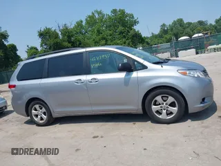 2012 Toyota Sienna LE AAS z VIN 5TDKK3DC0CS210995, wystawiony jako IAAI lot #42439317 z przebiegiem 183 029 mil mil oraz . Historia ofert i sprzedaży dostępna na DreamBid. Obrazek 13.
