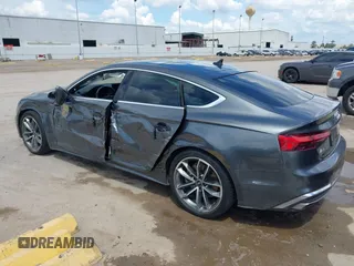 2022 Audi A5 Sportback S line Premium Plus z VIN WAUFACF5XNA009427, wystawiony jako IAAI lot #40203616 z przebiegiem 54 005 mil mil oraz . Historia ofert i sprzedaży dostępna na DreamBid. Obrazek 14.