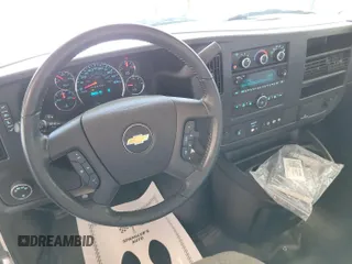 2022 Chevrolet Express Cargo z VIN 1GCWGAFP0N1263543, wystawiony jako IAAI lot #42841729 z przebiegiem 20 019 mil mil oraz . Historia ofert i sprzedaży dostępna na DreamBid. Obrazek 19.