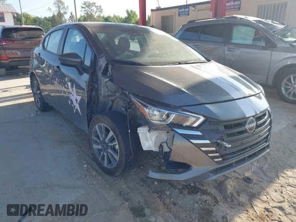 2024 Nissan Versa SV z VIN 3N1CN8EV1RL877648, wystawiony jako IAAI lot #42211446 z przebiegiem 13 477 mil mil oraz . Historia ofert i sprzedaży dostępna na DreamBid. Obrazek 1.
