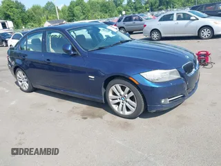 2011 BMW 3 Series 335i xDrive z VIN WBAPL5G53BNN22645, wystawiony jako IAAI lot #42505727 z przebiegiem 136 518 mil mil oraz . Historia ofert i sprzedaży dostępna na DreamBid. Obrazek 1.