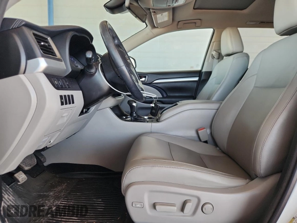 2018 Toyota Highlander SE z VIN 5TDJZRFH2JS550407, wystawiony jako Copart lot #61050545 z przebiegiem 71 711 mil mil oraz Szkoda całkowita • Salvage title. Historia ofert i sprzedaży dostępna na DreamBid. Obrazek 7.