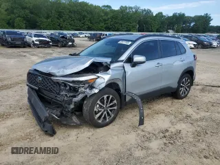 2023 Toyota Corolla Cross XLE z VIN 7MUDAAAG1PV069650, wystawiony jako Copart lot #58077065 z przebiegiem 40 244 mil mil oraz Szkoda całkowita • Salvage title. Historia ofert i sprzedaży dostępna na DreamBid. Obrazek 1.