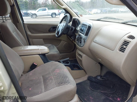 2004 Ford Escape XLT with VIN 1FMYU93184KB61332, listed as a IAAI auction lot 42024633 with 252,972 mi miles. Bid and sale history available at carsss.com. Image 5.