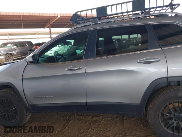 2017 Jeep Cherokee Latitude with VIN 1C4PJMCS4HW665167, listed as a IAAI auction lot 42054133 with 77,361 mi miles and . Bid and sale history available at DreamBid. Image 14.