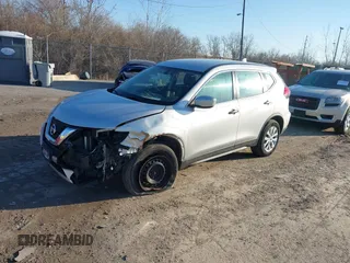 2017 Nissan Rogue S z VIN KNMAT2MV9HP563256, wystawiony jako IAAI lot #41732780 z przebiegiem 135 505 mil mil oraz . Historia ofert i sprzedaży dostępna na DreamBid. Obrazek 17.