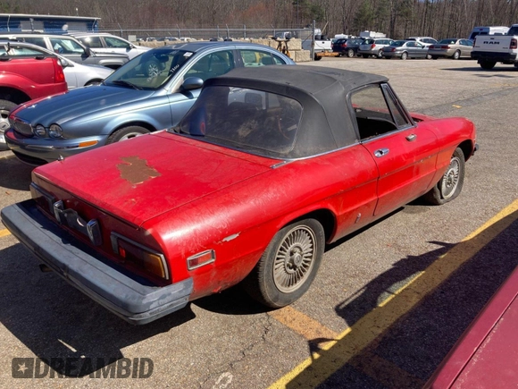1981 Alfa Romeo Spider Veloce z VIN ZARBA5410B1012836, wystawiony jako IAAI lot #42364544 z przebiegiem Nie podano mil oraz . Historia ofert i sprzedaży dostępna na DreamBid. Obrazek 4.