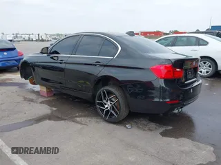 2015 BMW 3 Series 328i xDrive z VIN WBA3B5G56FNS18880, wystawiony jako IAAI lot #42454124 z przebiegiem 63 217 mil mil oraz . Historia ofert i sprzedaży dostępna na DreamBid. Obrazek 3.