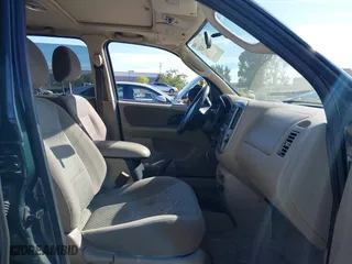 2004 Ford Escape XLT with VIN 1FMCU03184DA00828, listed as a IAAI auction lot 42021621 with 164,667 mi miles. Bid and sale history available at carsss.com. Image 5.