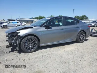 2025 Toyota Camry LE z VIN 4T1DAACK8SU578937, wystawiony jako Copart lot #56594565 z przebiegiem 3 342 mil mil oraz Szkoda całkowita • Salvage title. Historia ofert i sprzedaży dostępna na DreamBid. Obrazek 1.