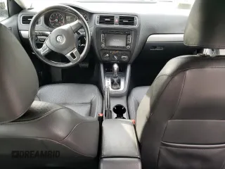 2013 Volkswagen Jetta SE z VIN 3VWDP7AJ4DM361292, wystawiony jako Copart lot #55861875 z przebiegiem 97 771 mil mil oraz Czysty tytuł • Clean title. Historia ofert i sprzedaży dostępna na DreamBid. Obrazek 8.