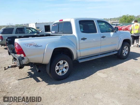 2006 Toyota Tacoma z VIN 5TELU42N66Z147725, wystawiony jako IAAI lot #42097752 z przebiegiem 206 452 mil mil oraz . Historia ofert i sprzedaży dostępna na DreamBid. Obrazek 4.