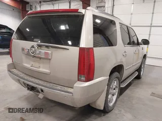 2007 Cadillac Escalade with VIN 1GYFK638X7R138864, listed as a IAAI auction lot 42088742 with 195,192 mi miles. Bid and sale history available at carsss.com. Image 4.