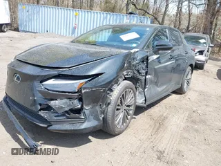 2024 Lexus RZ 450e Premium z VIN JTJAAAABXRA023751, wystawiony jako IAAI lot #42082320 z przebiegiem 15 641 mil mil oraz . Historia ofert i sprzedaży dostępna na DreamBid. Obrazek 6.