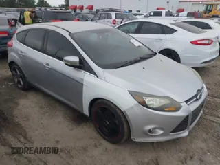 2014 Ford Focus Titanium z VIN 1FADP3N2XEL276058, wystawiony jako IAAI lot #42410022 z przebiegiem 129 357 mil mil oraz . Historia ofert i sprzedaży dostępna na DreamBid. Obrazek 1.