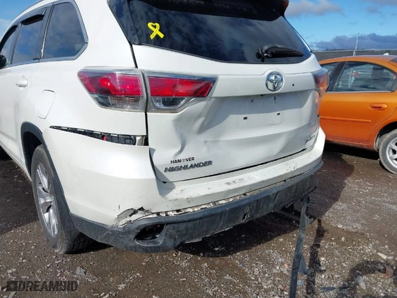 2015 Toyota Highlander XLE with VIN 5TDJKRFH9FS213261, listed as a IAAI auction lot 41810464 with 112,199 mi miles. Bid and sale history available at carsss.com. Image 6.